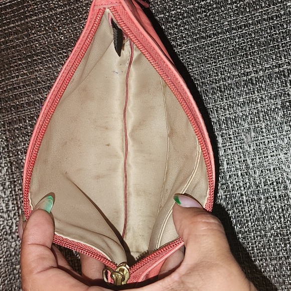 This is a Coral Coach Clutch.It is slightly used, but the perfect bag for summer - Picture 4 of 5